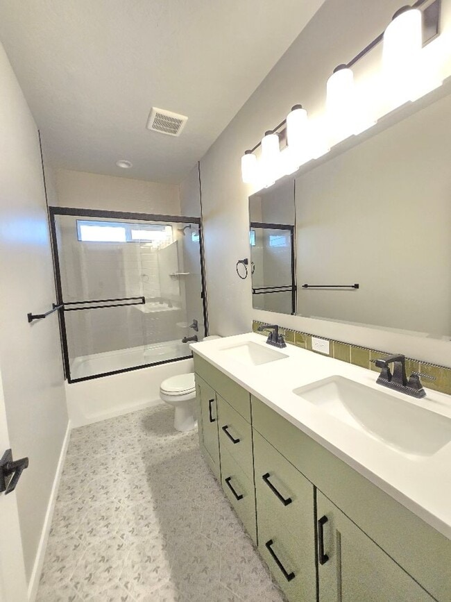 Building Photo - Elegant Nampa Home