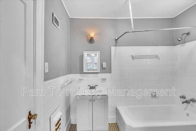 Building Photo - 740 E.45th St. #2
