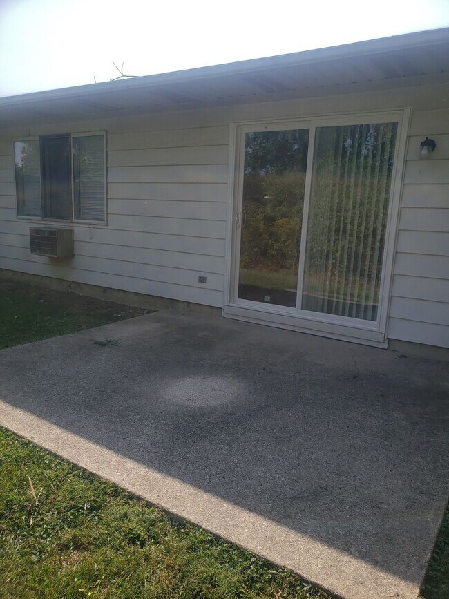 Building Photo - 1202 Lake Forest Dr