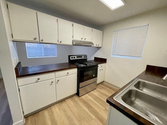 Building Photo - DESIRABLE MILLWOOD NEIGHBORHOOD ON TREE LI...