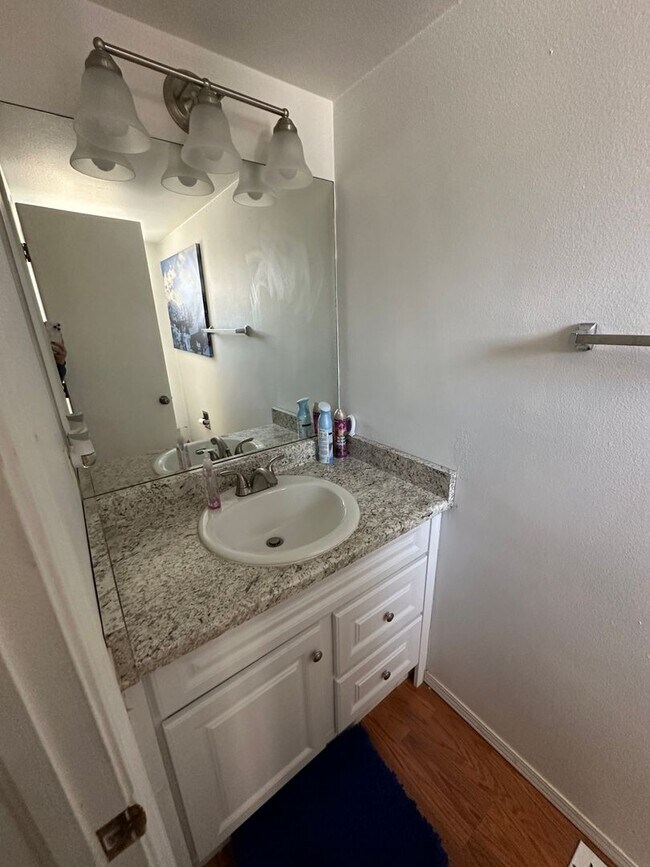 Building Photo - Spacious 2 Bed / 2 Bath Townhome with Garage