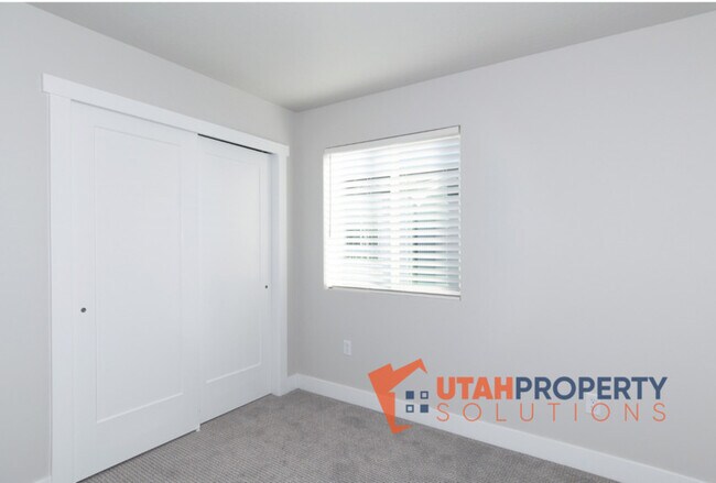 Building Photo - 982 W 380 S