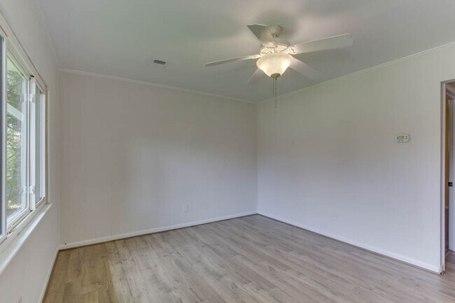 Building Photo - Renovated Virginia Beach Home with Large Yard and Prime Location