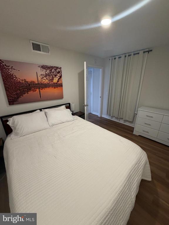 Building Photo - 7405 Columbia Ave