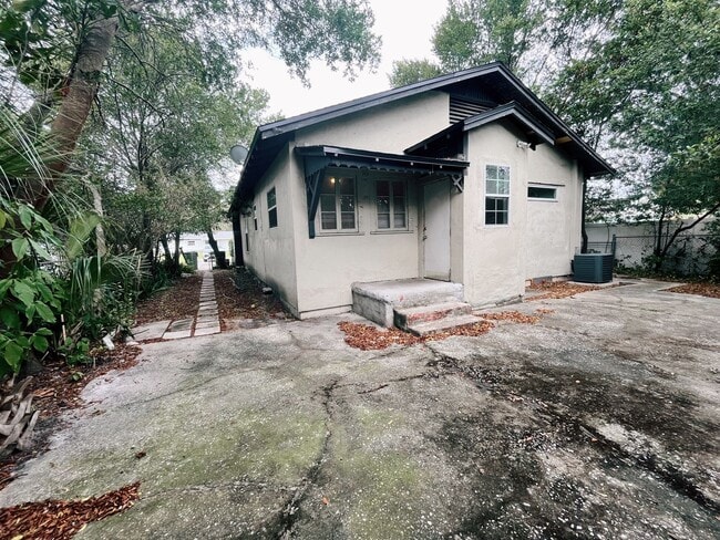 Building Photo - 3/2 Historic Home Available NOW!