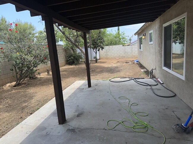 Building Photo - 4 bed with 2 baths in Riverside, CA next t...
