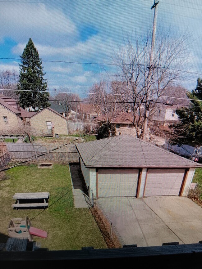 Building Photo - 2902 E Van Norman Ave