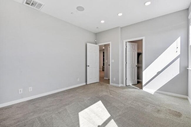 Building Photo - Beautiful Former Model Home For Rent! All the upgrades!