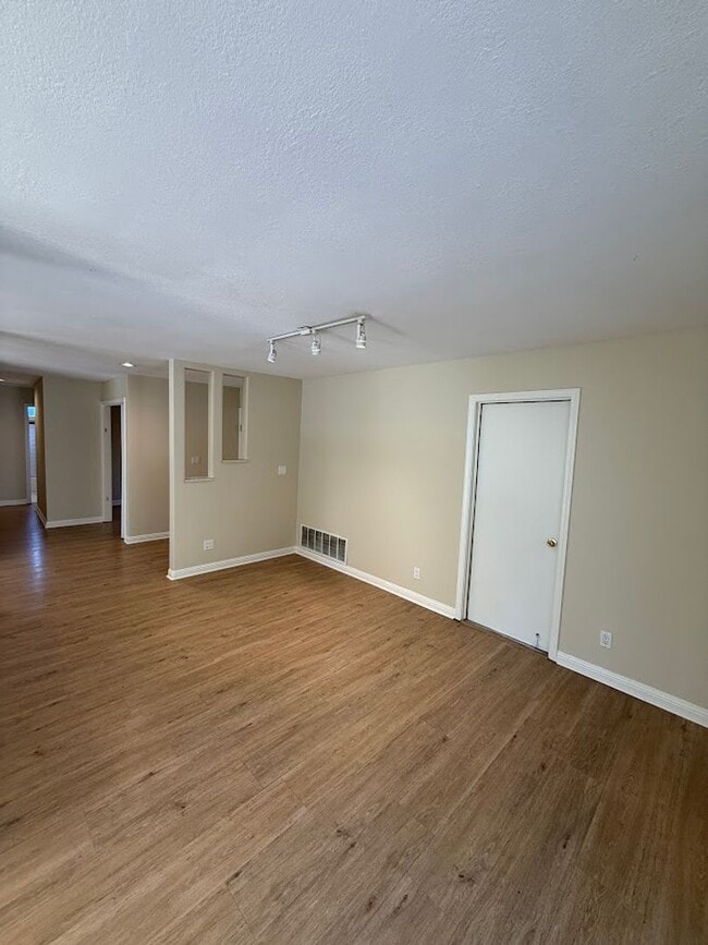 Building Photo - Beautiful 3 Bedroom 2 Bathroom West Hills Home! Great Location! Ready for Move-In!