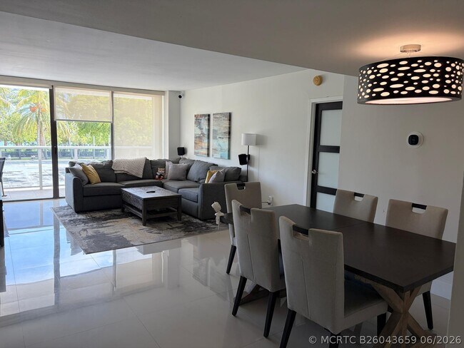 Building Photo - 3625 N Country Club Dr