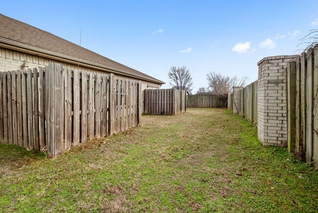 Building Photo - 1270 N Trinity Dr