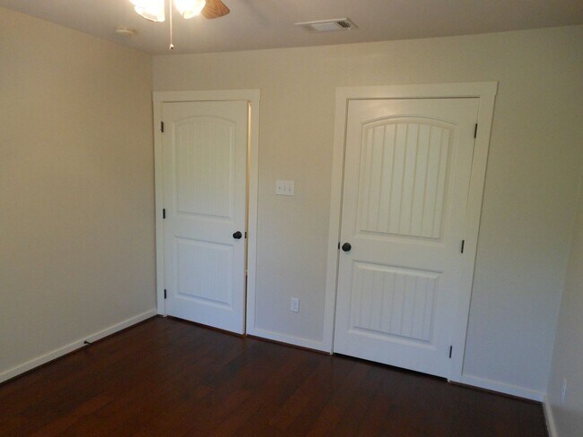 Building Photo - 2 Bedroom 1 Bath Apartment (40% 1st Month ...