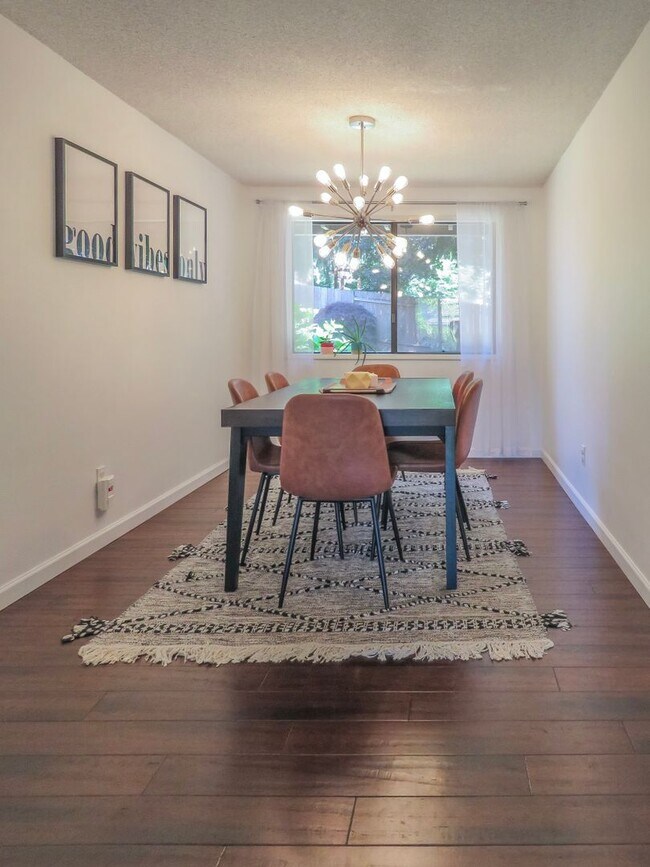 Building Photo - 4 Bedroom Tualatin Home Available - Inquir...