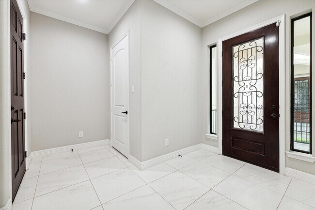 Building Photo - 1620 W 24th St