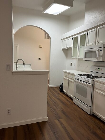 Building Photo - 2128 Jayhawk Dr