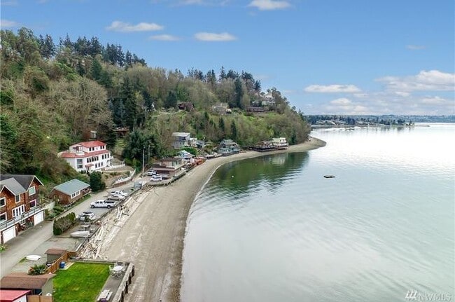 Building Photo - Amazing Dash Point Beach Front Home!