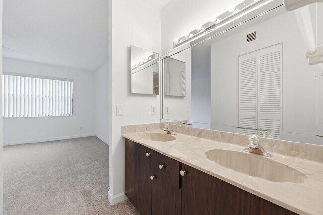 Building Photo - 9633 Riverside Dr