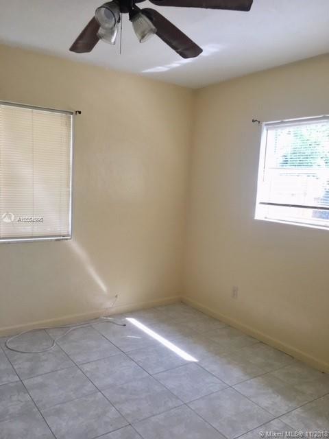 Building Photo - 870 NE 180th St