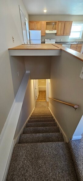 To Lower Level Bed and Bath - 192 Greystone Dr