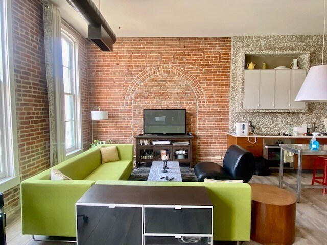 Living area - 412 Delaware St