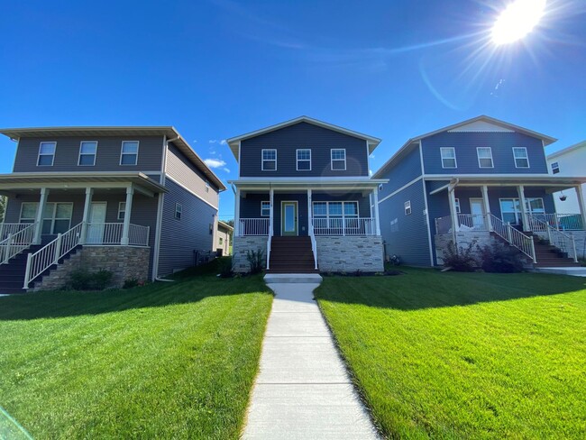 Building Photo - 4 bed, 3.5 Bath Single Family Home (Middle...