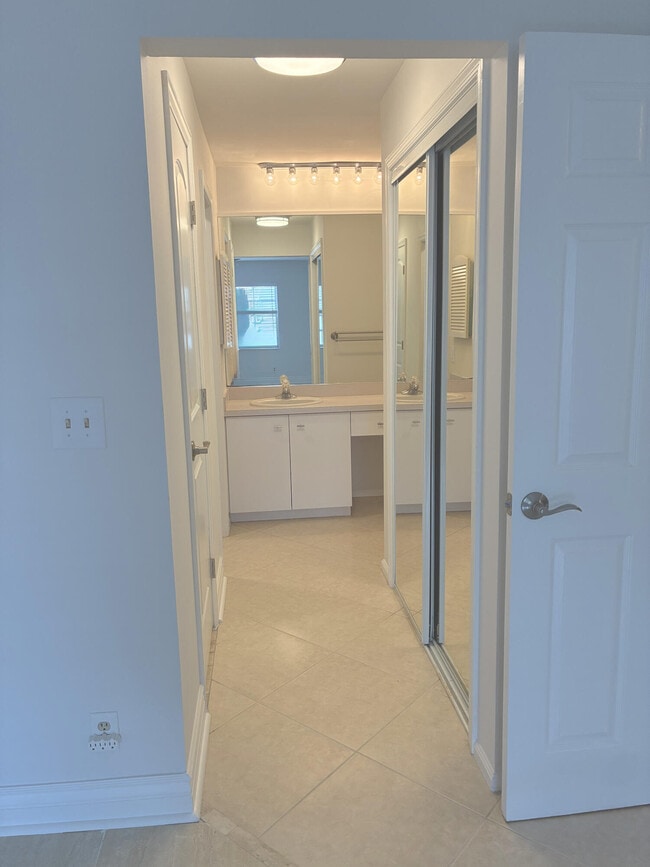 Building Photo - 6299 Bay Club Dr