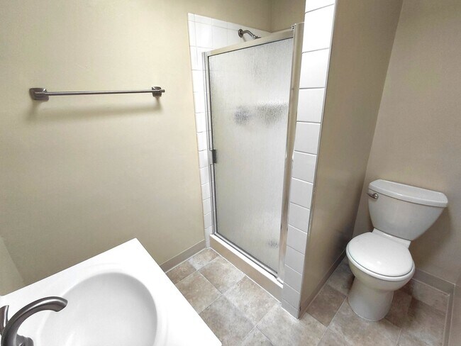 Building Photo - Memorial Apartments- Spacious  Clean 2 Bed...