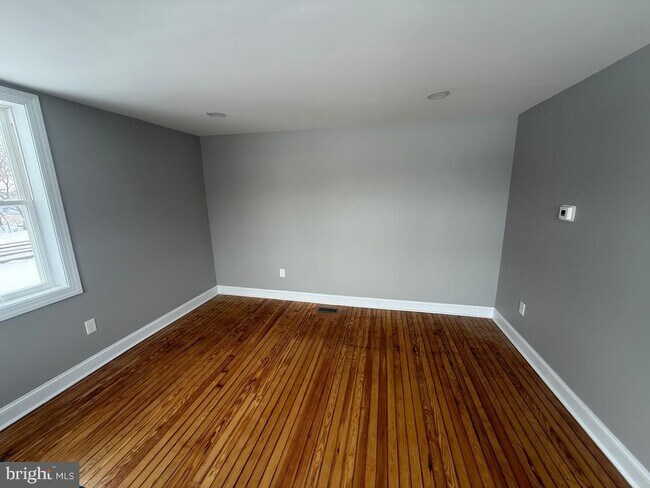 Building Photo - 111 E Barber Ave