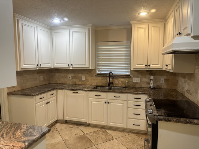 Well-appointed kitchen, granite counter tops - 5122 Crystal Bay Dr