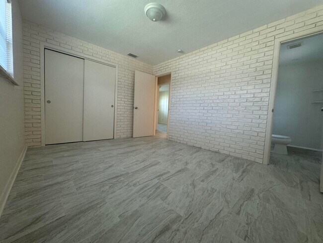 Building Photo - 970 Butia St