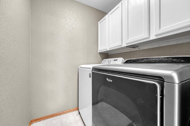 Building Photo - $3,250.00 - 5 Bed, 3.5 Bath Home in Aurora with in unit Laundry and Fenced in Yard!