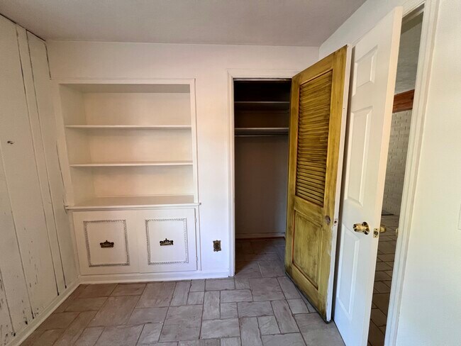 Building Photo - 680 Overland St