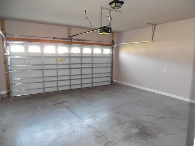 Building Photo - 3 BR 2 BA Highlands at Queen Creek home!