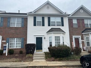 Building Photo - Renovated 3 Bed | 2.5 Bath Townhouse in No...