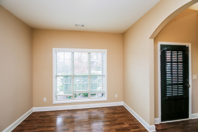 Building Photo - Fantastic Opportunity 5 Bedroom  3 Bath Ho...
