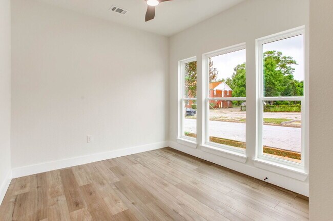 Building Photo - Brand new construction just minutes from downtown Pensacola and a quick trip to the beach. Ready ...