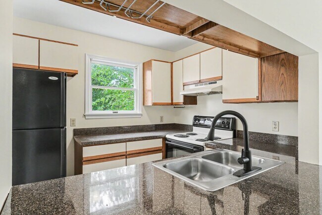 Building Photo - Two bedroom, one and a half bathroom end townhome in Harrisburg