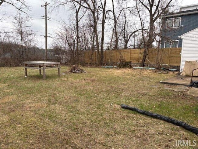 Building Photo - 1302 N Woodburn Ave