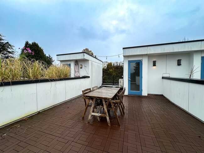 Building Photo - 1767 16th Ave S