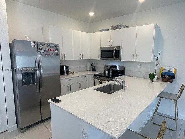 Building Photo - 728 SE 14th Ct