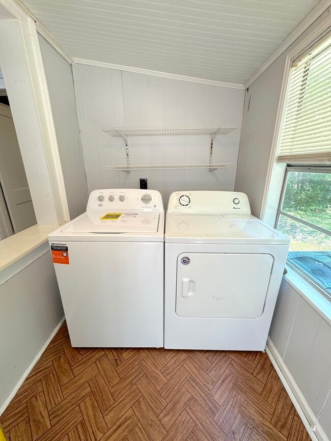 Building Photo - Charming Two-Bedroom Single Family Home with Detached Garage