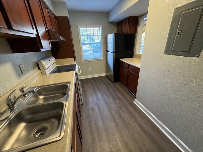 Building Photo - 2 bed 2 bath garden unit at Avery Close!