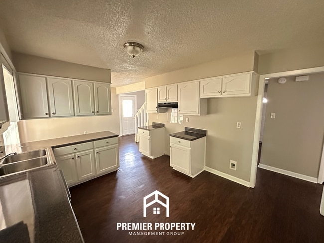 Building Photo - Beautiful 3BR/2BA Near Southwind | Soaring Vaulted Ceilings, Fireplace & Fenced Yard