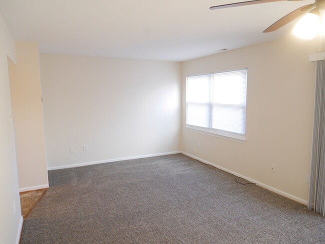 Building Photo - MOVED NOW & SAVE!! 3 Bedroom Townhome loca...