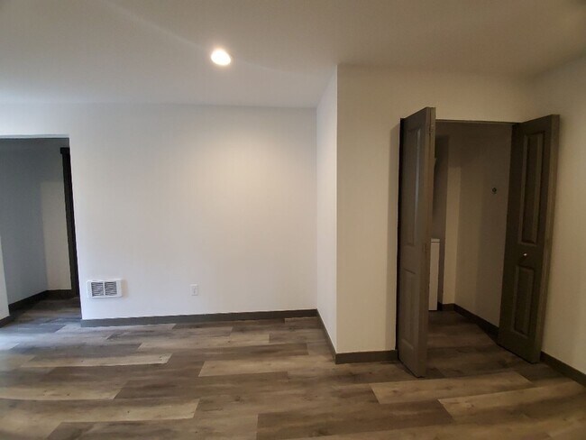 Building Photo - 1611 Lakeway Dr