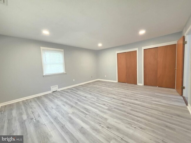 Building Photo - 8241 Robin Hood Dr