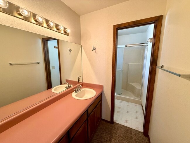 Building Photo - Spacious 3BR Cul-de-Sac Home with Bonus Room, New Carpet & Split Floor Plan!