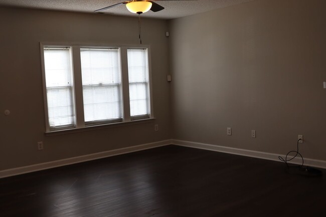 Building Photo - Rent Ready 2 Bed Suite Townhome, Private F...