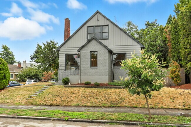 Building Photo - 423 NE 55th Ave