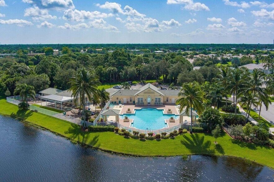 Building Photo - 806 SW Rocky Bayou Terrace